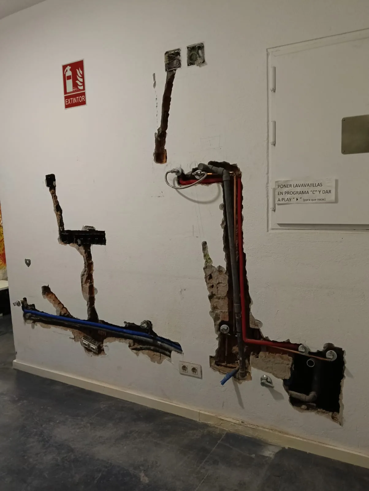 Cableado eléctrico visto durante la renovación de un local