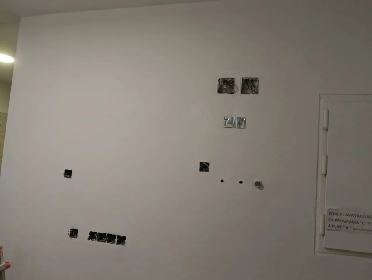 Cajas preparadas en la pared para nuevos mecanismos eléctricos