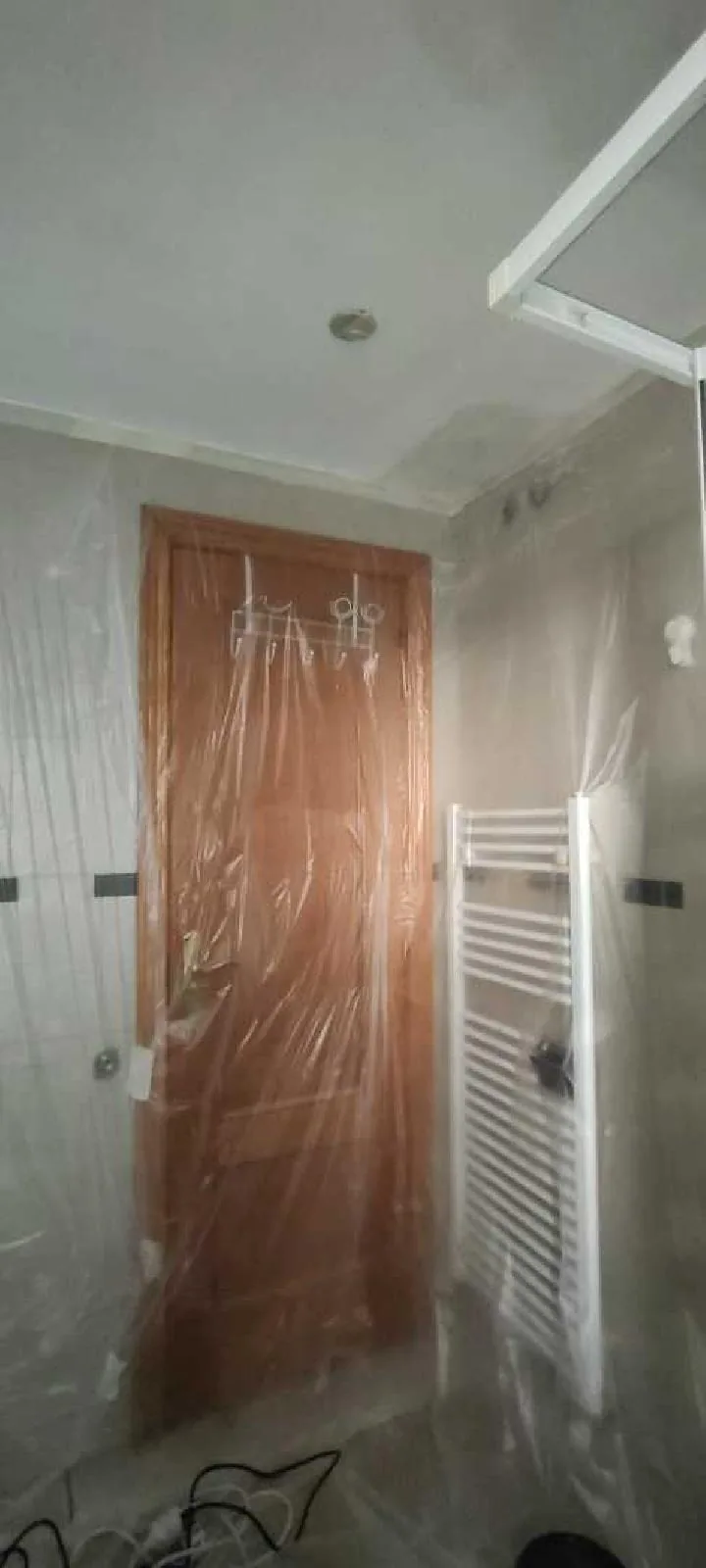 Protección de la zona de trabajo antes de pintar el baño