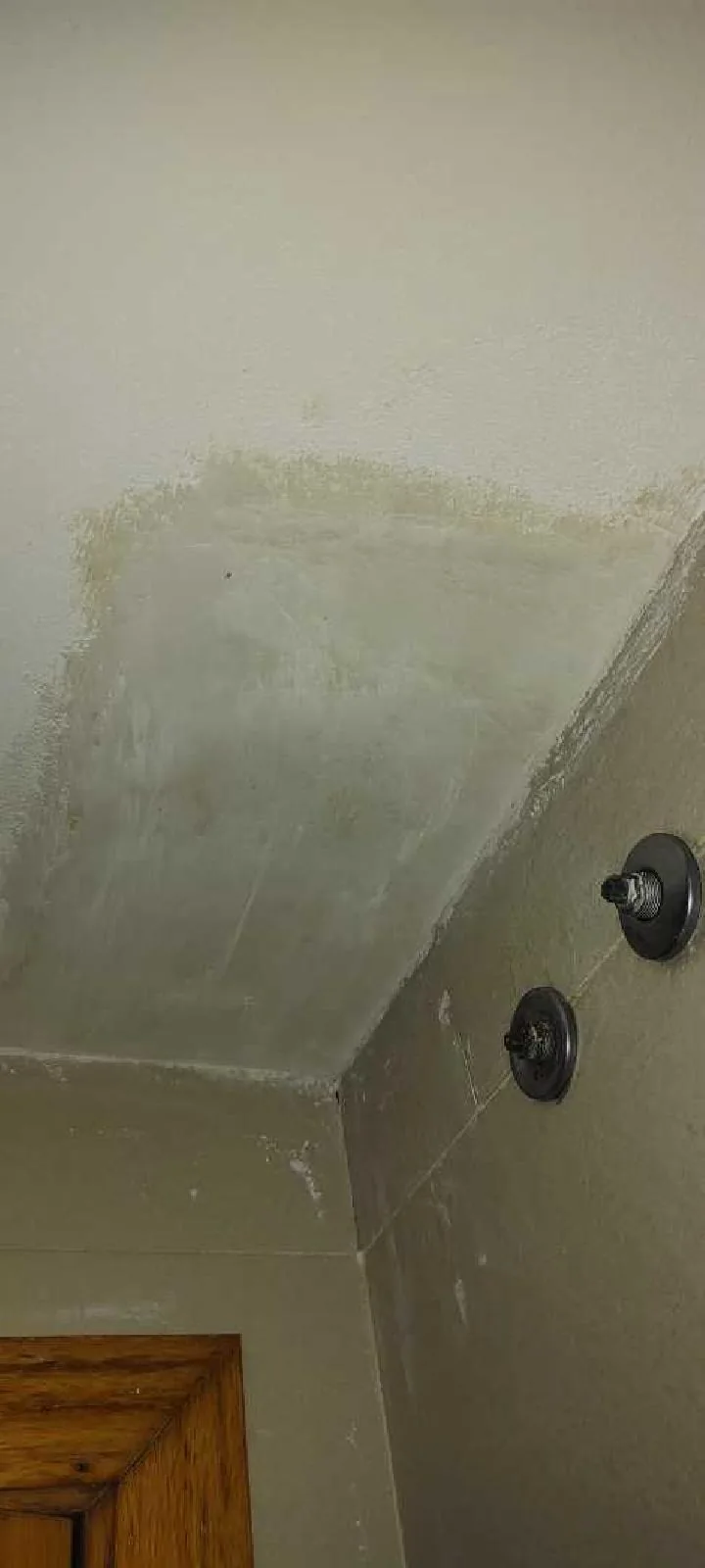 Techo de baño con mancha de humedad antes de pintar