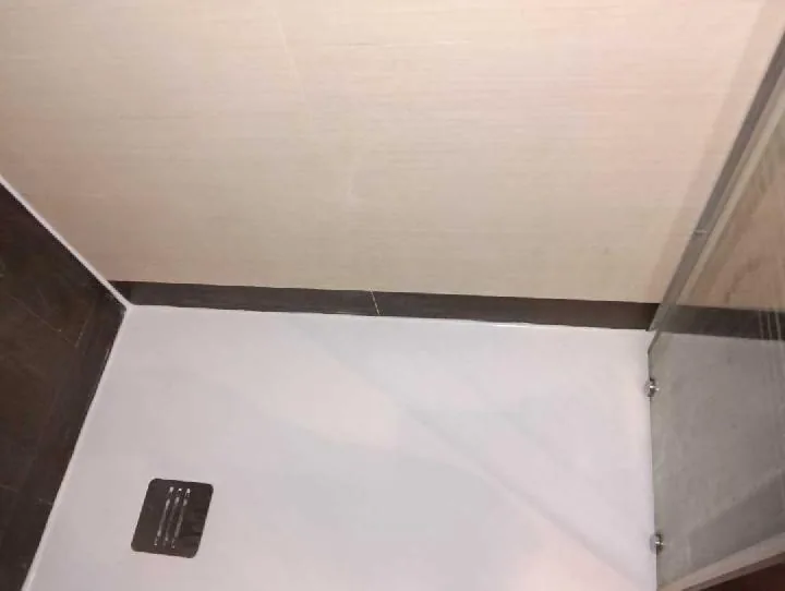 Nuevo plato de ducha instalado con desagüe
