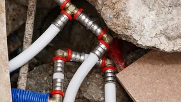 Empalmes de tubería multicapa tras localizar una fuga oculta en pared